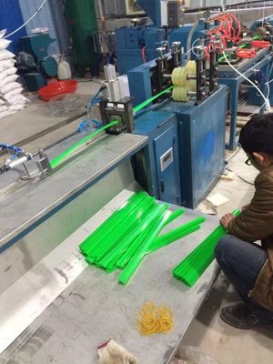 プラスチック ポスター旗のハンガー ポリ塩化ビニールのプロフィールの生産ライン5M/Min
