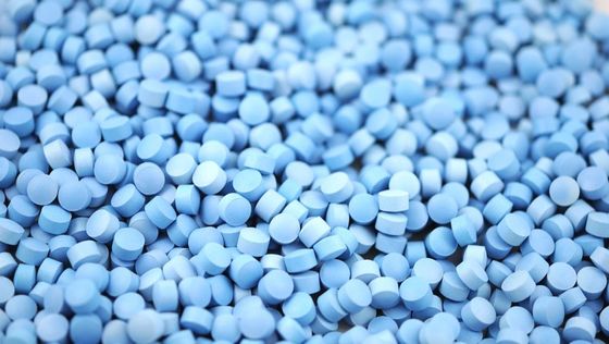 衝撃抵抗のシールのストリップまたは管バンドのための熱可塑性のポリエーテルのエステルのエラストマーK211